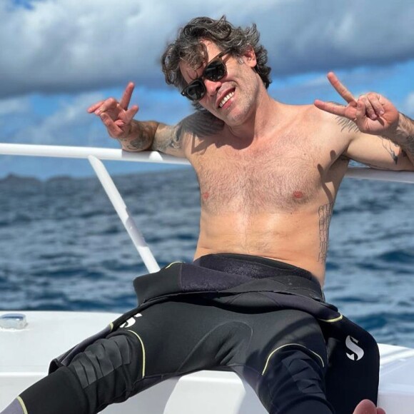 Jalil Lespert à Saint-Barthélémy, prend la pose sur Instagram. Décembre 2020.