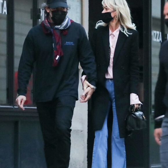 Exclusif - Laeticia Hallyday et son compagnon Jalil Lespert sortent de chez Jalil à Paris pour se confiner à Marnes-la-Coquette, le 13 novembre 2020. 