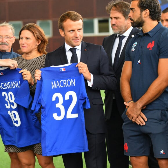 Bernard Laporte (président de la Fédération Française de Rugby à XV), Emmanuel Macron, président de la République Française et Roxana Maracineanu, ministre des Sports, visitent le centre d'entrainement du XV de France. Marcoussis, le 5 septembre 2019. © Liewig/Pool/Bestimage