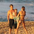 Exclusif - Josh Brolin, sa femme Kathryn Boyd et leur fille Westlyn Reign Brolin sont en vacances à la plage à Honolulu, Hawaii, le 27 octobre 2019.