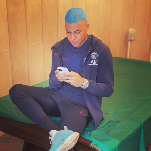 Kylian Mbappé dévoile sa nouvelle coloration bleue. Décembre 2020.