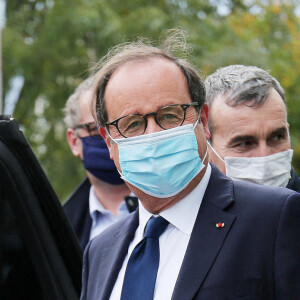 Exclusif - François Hollande quitte les studios de Radio France à Paris, le 2 novembre 2020. 