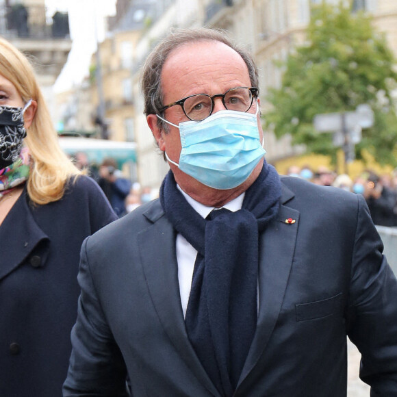 François Hollande et sa compagne Julie Gayet - Arrivées aux obsèques de Juliette Gréco en l'église Saint-Germain-des-Prés. Le 5 octobre 2020 © Jacovides-Moreau / Bestimage 