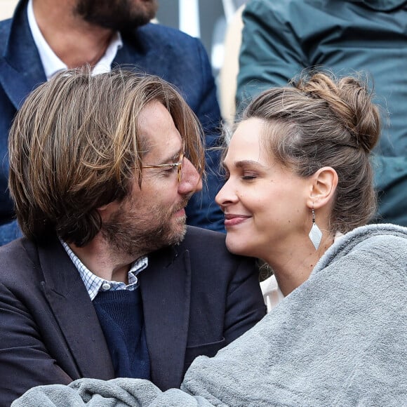 Mathieu Vergne et sa femme Ophélie Meunier (enceinte) - Célébrités dans les tribunes des internationaux de France de tennis de Roland Garros à Paris, France, le 7 juin 2019. © Cyril Moreau/Bestimage 