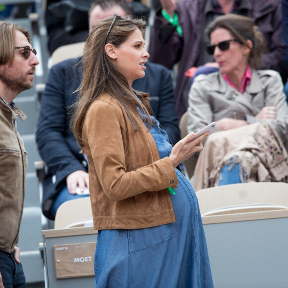 Mathieu Vergne et sa femme Ophélie Meunier (enceinte) - Célébrités dans les tribunes des internationaux de France de tennis de Roland Garros à Paris, France, le 8 juin 2019. © Jacovides / Moreau/Bestimage 