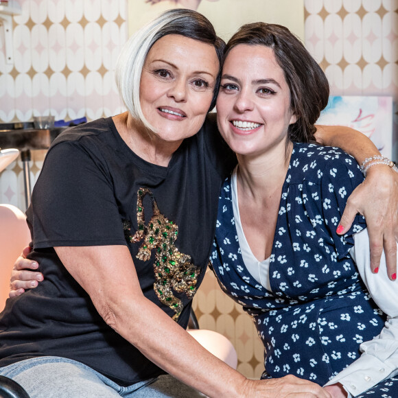 Exclusif - Muriel Robin et Anouchka Delon (enceinte) - Sketch Le salon de coiffure - Backstage de l'enregistrement de l'émission "I love you coiffure" de M.Robin. © Cyril Moreau / Bestimage