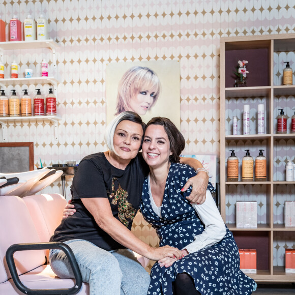 Exclusif - Muriel Robin et Anouchka Delon (enceinte) - Sketch Le salon de coiffure - Backstage de l'enregistrement de l'émission "I love you coiffure" de M.Robin. Le 6 janvier 2020 © Cyril Moreau / Bestimage