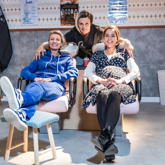 Exclusif - Alexandra Lamy, Muriel Robin, Anouchka Delon (enceinte) - Sketch Le salon de coiffure - Backstage de l'enregistrement de l'émission "I love you coiffure" de M.Robin. Le 6 janvier 2020 © Cyril Moreau / Bestimage