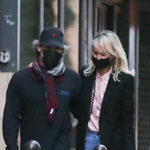 Exclusif - Laeticia Hallyday et son compagnon Jalil Lespert sortent de chez Jalil à Paris pour aller à la pharmacie, alors que Carl met les valises dans la voiture pour repartir avec les enfants de Jalil (Aliosha et Kahina) se confiner à Marnes-la-Coquette, le 13 novembre 2020.