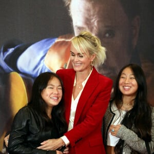 Laeticia Hallyday et ses filles Joy et Jade - Projection au Grand Rex à Paris des documentaires "Johnny USA" et "A nos promesses" à l'occasion de la Journée Spéciale Johnny, son rêve américain. Le 21 octobre 2020 © Jacovides-Moreau / Bestimage