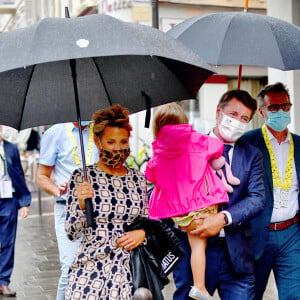 Exclusif - Laura Tenoudji Estrosi, son mari Christian Estrosi, le maire de Nice, et leur fille Bianca durant le 1er jour du Tour de France 2020 à Nice. Un tour de France placé sous des mesures sanitaires strictes en période de COVID-19. © Bruno Bebert / Bestimage