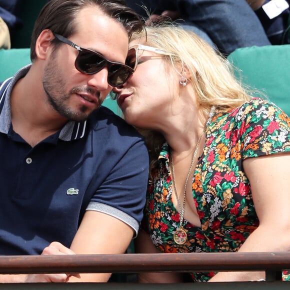 Marilou Berry et son compagnon Alexis dit Le Diamantaire (artiste street art) - Les célébrités dans les tribunes lors des internationaux de France de Roland-Garros à Paris, le 4 juin 2017. © Dominique Jacovides-Cyril Moreau/Bestimage