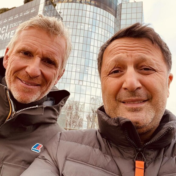 Arthur avec Denis Brogniart (qui anime "District Z") devant la tour TF1, le 1er décembre 2020.