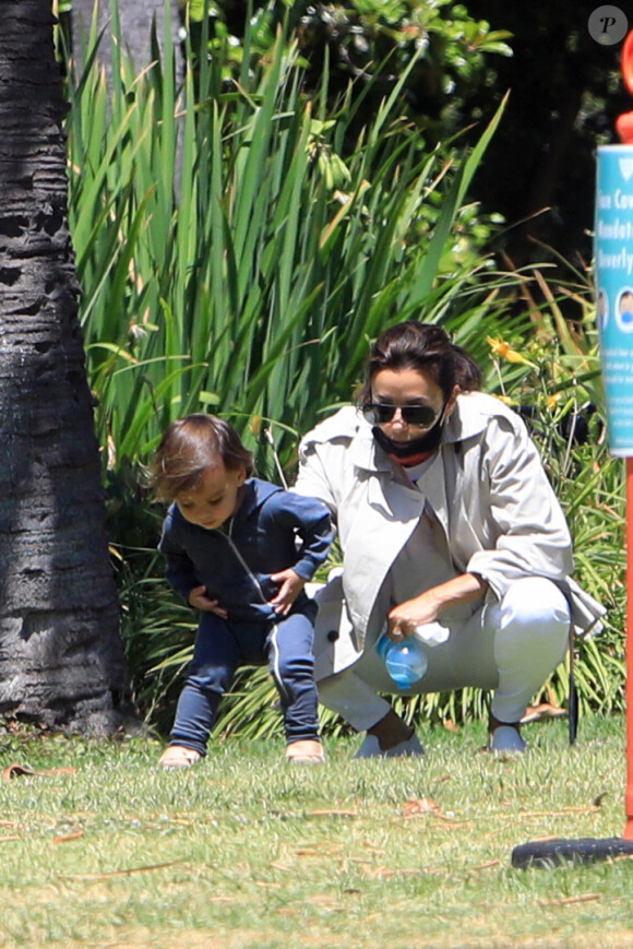 Exclusif - Moments complices entre Eva Longoria et son fils Santiago, 1 an, dans un parc de Los Angeles, le 14 juin 2020.