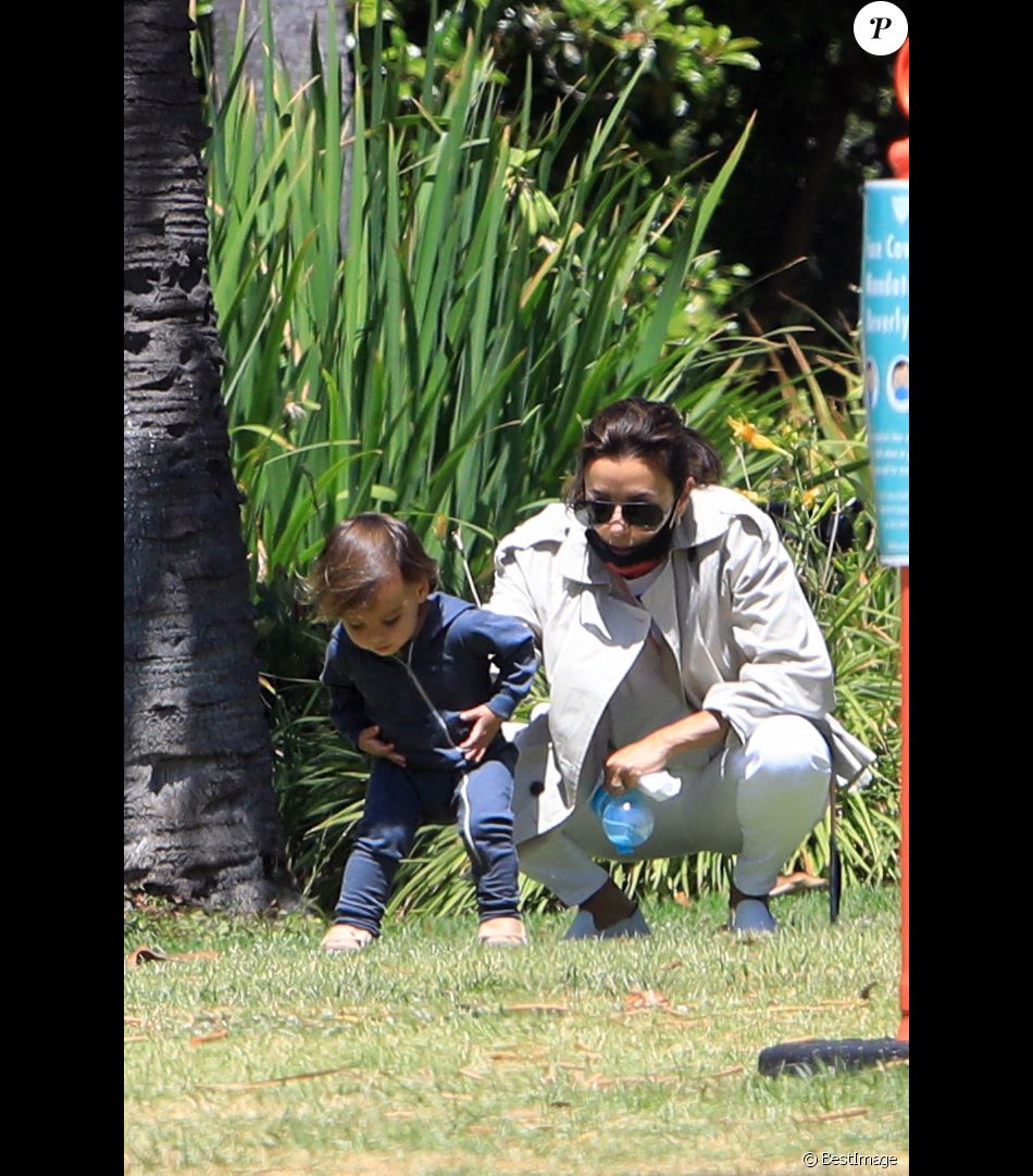 Exclusif - Moments complices entre Eva Longoria et son fils Santiago, 1 an, dans un parc de Los Angeles, le 14 juin 2020.