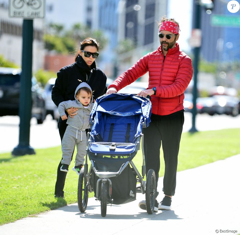Exclusif - Eva Longoria, son mari Jose Baston et leur fils Santiago s'offrent une balade en extérieur à Los Angeles en pleine épidémie de coronavirus (Covid-19) le 17 mars 2020.