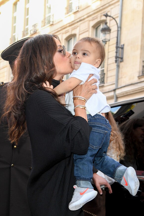 Eva Longoria et son fils Santiago à Paris. Le 27 septembre 2019.