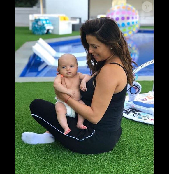 Eva Longoria pose avec son fils Santiago à Los Angeles, le 26 août 2018