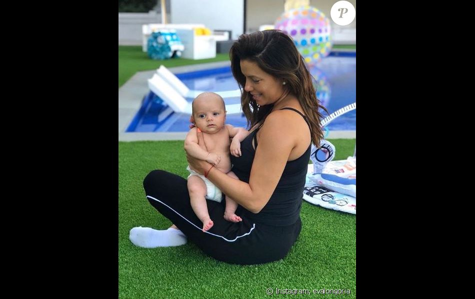 Eva Longoria pose avec son fils Santiago à Los Angeles, le 26 août 2018