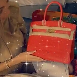 Nabilla a reçu un sac Hermès de la part de son mari Thomas Vergara pour Noël, le 25 décembre 2020.