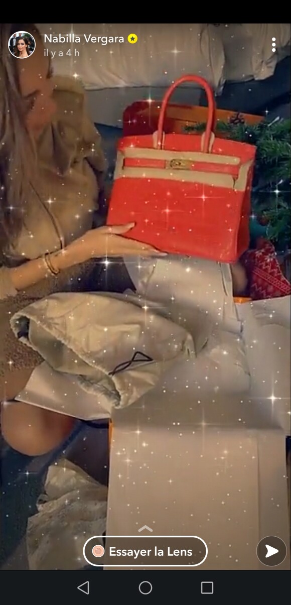 Nabilla a reçu un sac Hermès de la part de son mari Thomas Vergara pour Noël, le 25 décembre 2020.