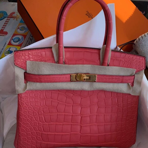 Nabilla a reçu un sac Hermès de la part de son mari Thomas Vergara pour Noël, le 25 décembre 2020.