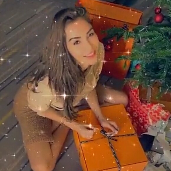 Nabilla a reçu un sac Hermès de la part de son mari Thomas Vergara pour Noël, le 25 décembre 2020.