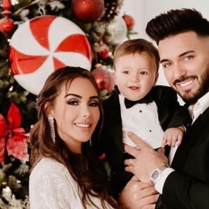 Nabilla en famille pour souhaiter un Joyeux Noël à ses fans. Décembre 2020.