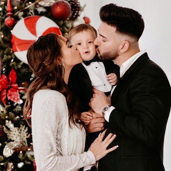 Nabilla en famille pour souhaiter un Joyeux Noël à ses fans. Décembre 2020.