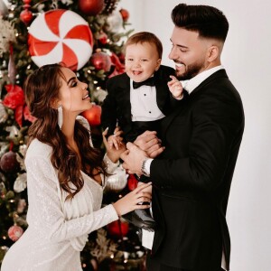 Nabilla en famille pour souhaiter un Joyeux Noël à ses fans. Décembre 2020.