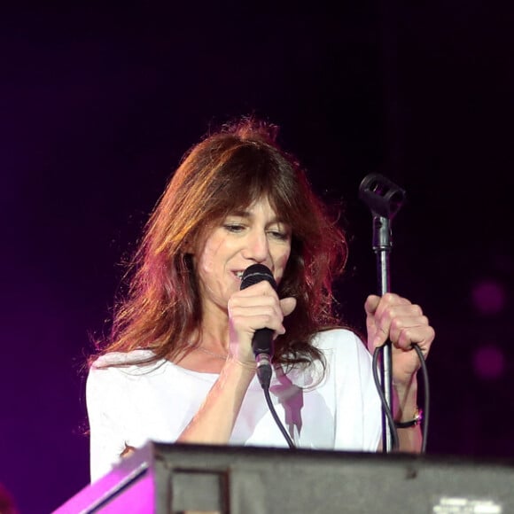 Exclusif - Sébastien Tellier et Charlotte Gainsbourg sur scène lors du Festival des Festivals de Rock en Seine au parc de Saint-Cloud le 27 août 2020. Un spectacle diffusé en live sur France 2. © Tiziano Da Silva / Veeren Ramsamy / Bestimage  