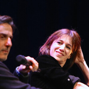 Conversation avec Charlotte Gainsbourg et son compagnon Yvan Attal après la première du film "My dog stupid" lors de la soirée d'ouverture de "The French Cinema Week" à New York, le 12 novembre 2019.