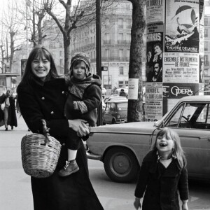 Charlotte Gainsbourg partage des clichés de Noël et rend hommage à Kate Barry le jour de Noël.