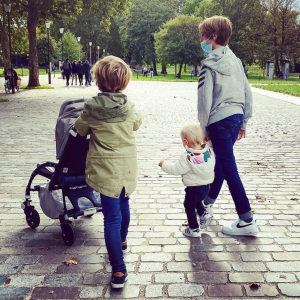 Le fils d'Ophélie Meunier et Mathieu Vergne (au milieu). Octobre 2020.