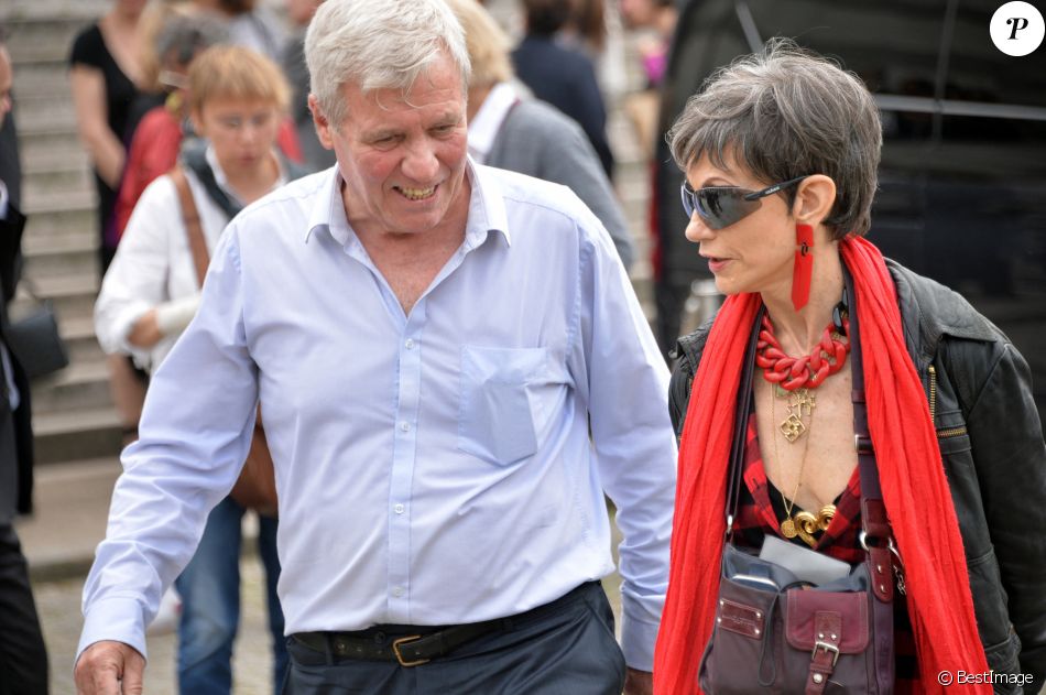Bruno Masure et Isabelle Morini-Bosc - Sorties des obsèques d'Emmanuel Maubert au cimetière du Père-Lachaise à Paris le 8 juin 2016.