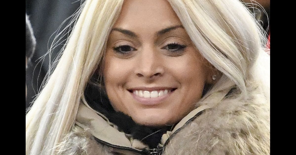 Mélanie la compagne d'Anthony Martial au match de ...