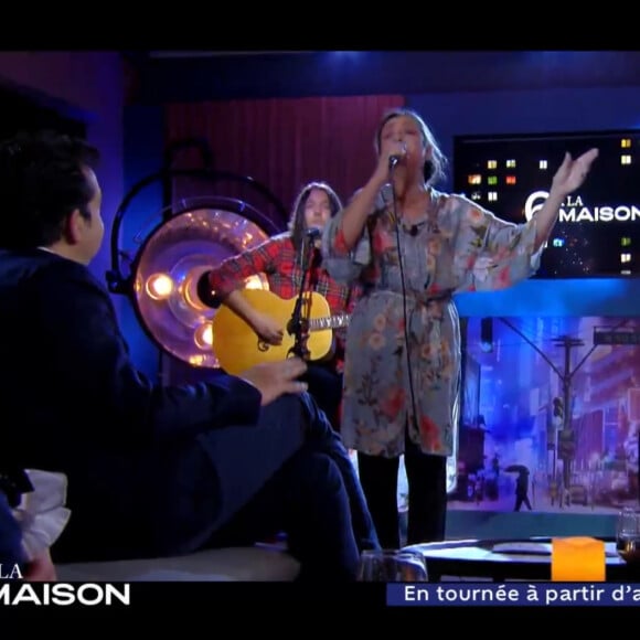 Catherine Ringer et son fils Raoul Chichin dans l'émission "Six à la maison" sur France 2. Le 16 décembre 2020.