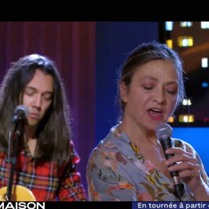 Catherine Ringer et son fils Raoul Chichin dans l'émission "Six à la maison" sur France 2. Le 16 décembre 2020.