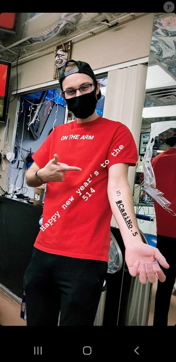 René-Charles, le fils de Céline Dion, tatoué du chiffre 5 sur le bras. Photo Instagram.