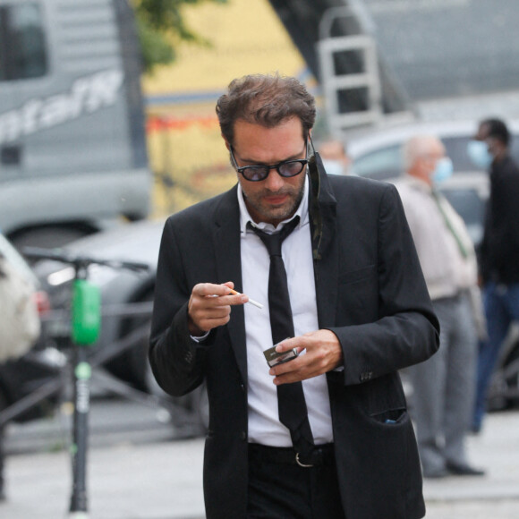 Exclusif - Prix spécial - No web - Nicolas Bedos arrive à trottinette et rejoint sa compagne Pauline Desmonts pour l'hommage à Jean-Loup Dabadie en l'église Saint-Germain-des-Prés à Paris le 23 septembre 2020. C'est la première apparition officielle du couple. 