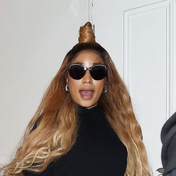Exclusif - La rappeuse Nicki Minaj, superstar de Hip Hop, arrive dans un studio d'enregistrement pour un épisode de 'Queen Radio' pour la station Beats One. Avec 2 heures de retard, Nicki semblait arrive enfin au studio avec un pot de nouilles instantanées à la main. Londres le 12 mars 2019