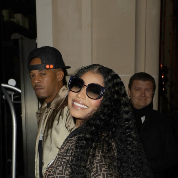 Nicki Minaj et son nouveau compagnon Kenneth "Zoo" Petty quittent l'hôtel Mandarin Oriental et se rendent à l'hôtel Royal Monceau à Paris le 8 mars 2019.
