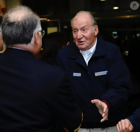 Le roi Juan Carlos arrive aux régates de Sanxenxo le 16 novembre 2019.
