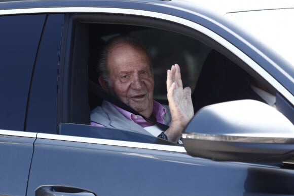 L'ancien roi Juan Carlos I sortant de l'hôpital à Madrid, le 31 août 2019, après un triple pontage coronarien.