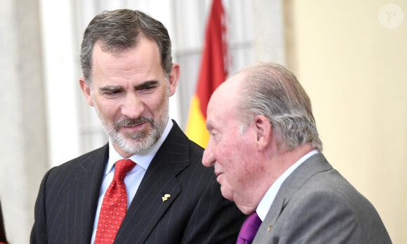 Le roi Felipe VI d'Espagne et son père le roi Juan Carlos le 10 janvier 2019 lors de la cérémonie des Prix nationaux du sport espagnol au palais du Pardo à Madrid.