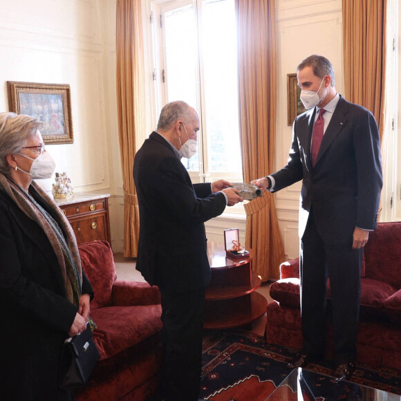 Le roi Felipe VI et la reine Letizia d'Espagne lors de la remise des prix Miguel de Cervantes à Barcelone le 21 décembre 2020.