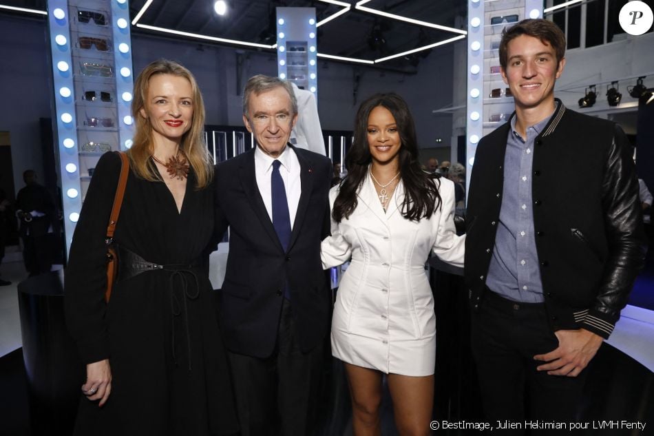 Rihanna, Delphine Arnault, Bernard Arnault (président-directeur général d'LVMH) et Alexandre Arnault lors du lancement de la première collection Fenty de Rihanna en partenariat avec LVMH au 10 rue de Turenne à Paris, France, le 22 mai 2019. © Julien Hekimian pour LVMH Fenty via Bestimage
