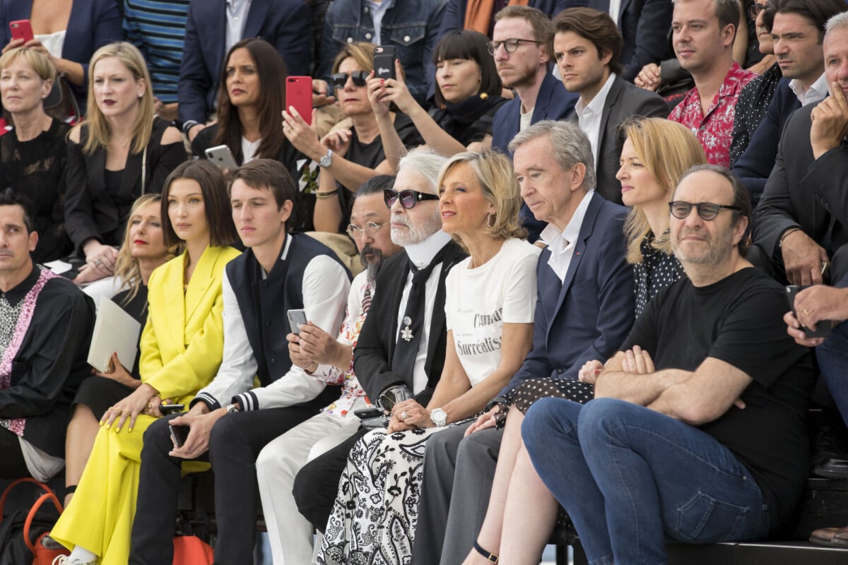 Photo : Bella Hadid, Alexandre Arnault, Murakami, Karl Lagerfeld, Helene et  Bernard Arnault, Delphine Arnault et Xavier Niel - People au défilé de mode  Dior Homme collection Printemps-Eté 2019 à la Garde