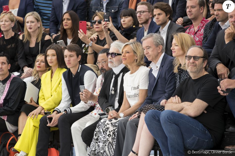 Bella Hadid, Alexandre Arnault, Murakami, Karl Lagerfeld, Helene et Bernard Arnault, Delphine Arnault et Xavier Niel - People au défilé de mode Dior Homme collection Printemps-Eté 2019 à la Garde Républicaine lors de la fashion week à Paris, le 23 juin 2018. © Olivier Borde/Bestimage