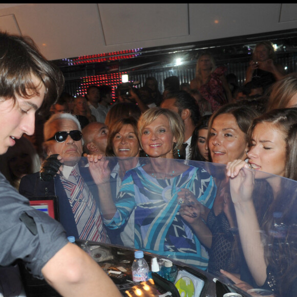 Alexandre Arnault, Karl Lagerfeld, Hélène Arnault, Sylvie-Rousseau au VIP Room de Saint-Tropez en 2008.